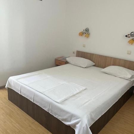 Отель Vila George Костинешти Экстерьер фото